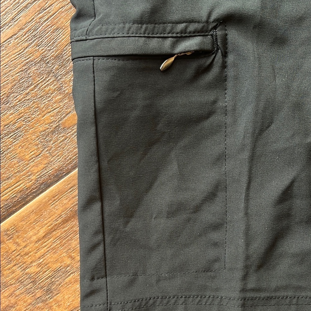 NEW IZOD Men's Black Cargo Shorts - Size 36 - Picture 4 of 10